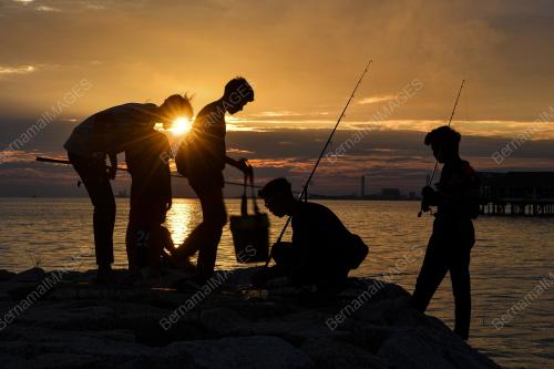 PEMANDANGAN MATAHARI TERBENAM