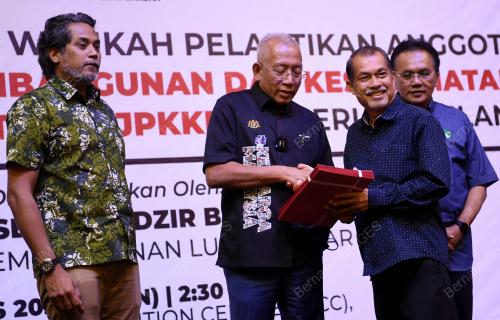 DATUK SERI MAHDZIR KHALID