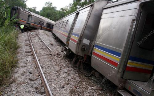 KERETA API TERGELINCIR