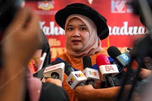 FADHLINA SIDEK