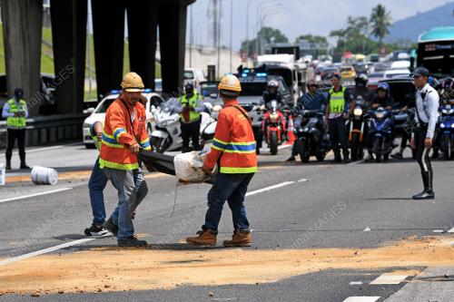 KEMALANGAN TRELER DI LEBUHRAYA PLUS