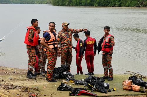 KERETA TERGELONGSOR KE DALAM SUNGAI