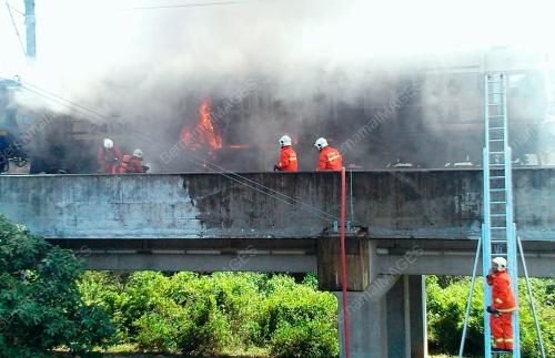 NS08_09022016_KERETAPI_TERBAKAR
