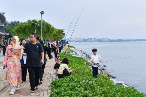 HUJUNG MINGGU DI PD WATERFRONT