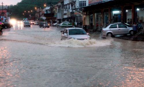 NS08_10112017_BANJIR_KILAT
