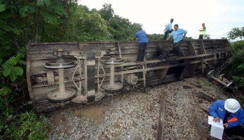 KERETAPI TERGELINCIR