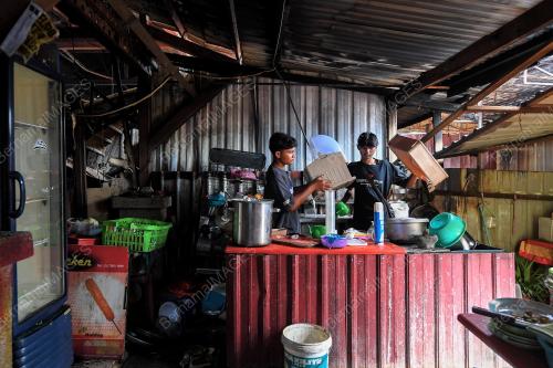 SEMBILAN GERAI MAKANAN DI TELUK KEMANG TERBAKAR