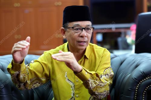 DATUK DR ROSLAN HUSSIN