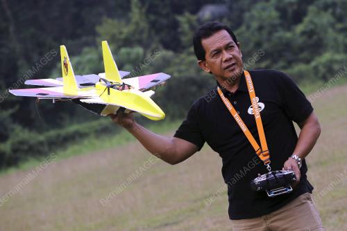 KAPAL TERBANG KAWALAN JAUH