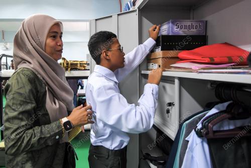 SMK TUNKU AMPUAN NAJIHAH TERIMA PELAJAR LELAKI