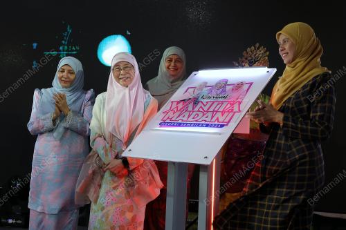 DATUK SERI DR WAN AZIZAH WAN ISMAIL