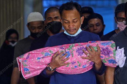 KANAK-KANAK PEREMPUAN MAUT TERSANGKUT DI BUAIAN