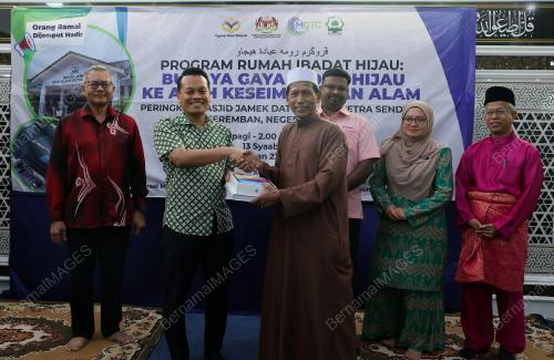 NIK NAZMI NIK AHMAD
