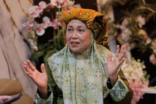 RUMAH PUTIH MAKAN BERJAMBAR