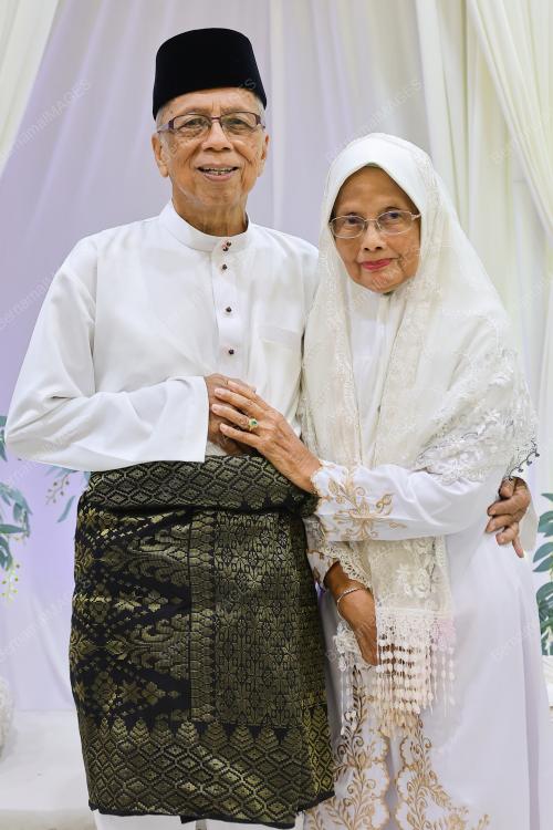 LEBIH LIMA DEKAD CINTA PANDANG PERTAMA