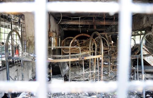 NS08_28092017_ASRAMA_TERBAKAR
