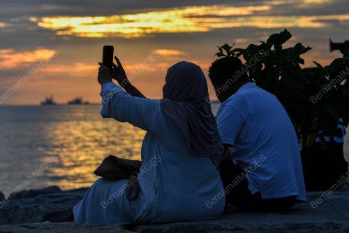 PEMANDANGAN MATAHARI TERBENAM