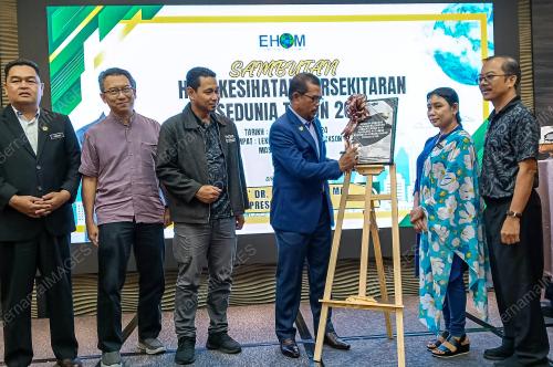 DATUK DR ADNAN MAT