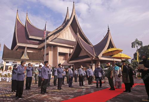 TUANKU MUHRIZ TUANKU MUNAWIR