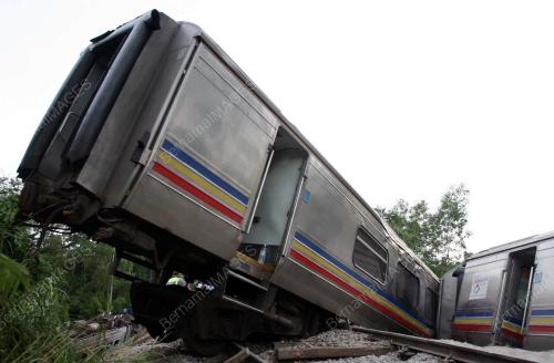 KERETA API TERGELINCIR