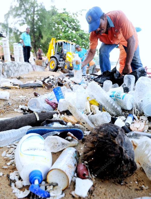NS09_05062012_PANTAI_SAMPAH