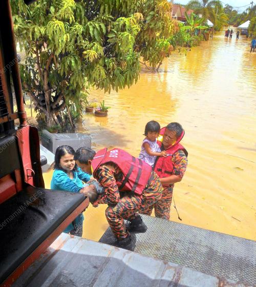 NS09_06022016_BANJIR_KILAT