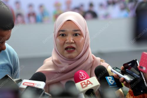 FADHLINA SIDEK