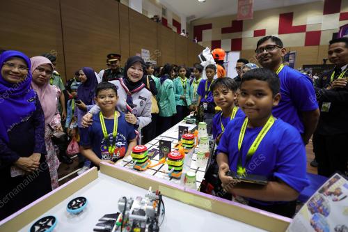 FADHLINA SIDEK