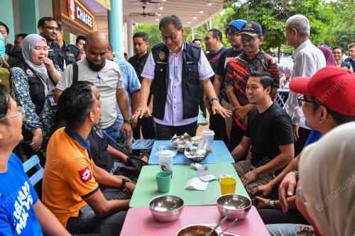 DATUK SERI DR DZULKEFLY AHMAD