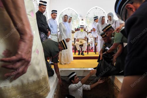 TUANKU MUHRIZ TUANKU MUNAWIR