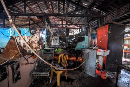 SEMBILAN GERAI MAKANAN DI TELUK KEMANG TERBAKAR
