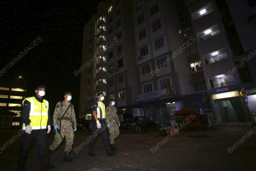 ANGGOTA POLIS DAN TENTERA MEMBUAT RONDAAN