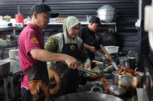 RUMAH PUTIH MAKAN BERJAMBAR