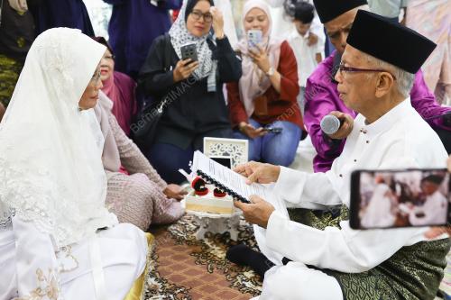 LEBIH LIMA DEKAD CINTA PANDANG PERTAMA
