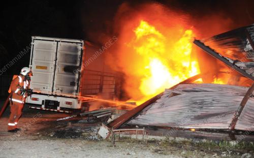 NS09_28082015_KILANG_TERBAKAR