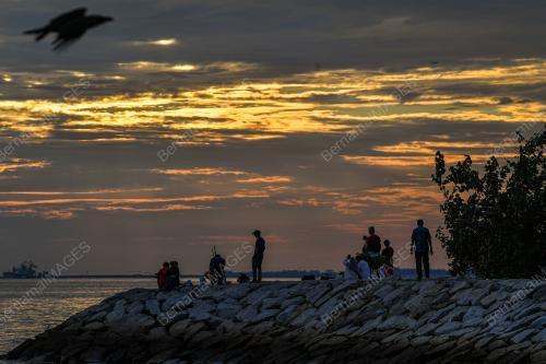 PEMANDANGAN MATAHARI TERBENAM