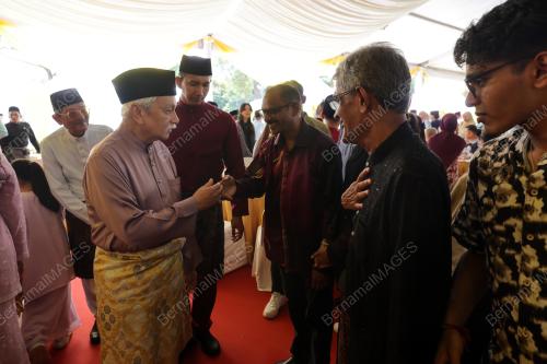 TUANKU MUHRIZ TUANKU MUNAWIR 