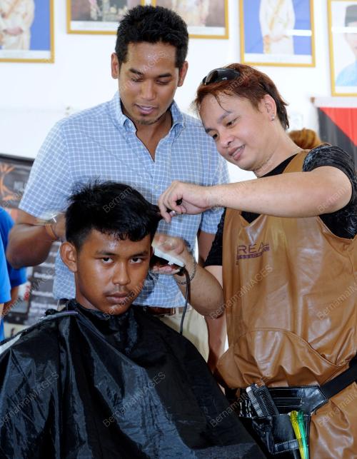 NS10_01012012_GUNTING_RAMBUT