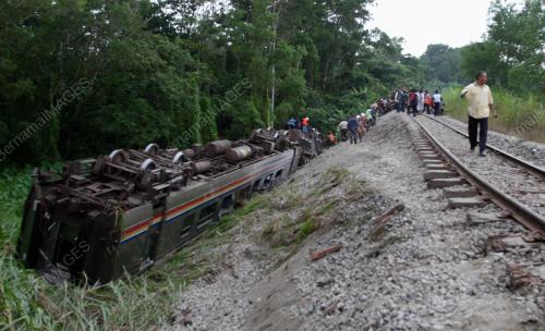 KERETA API TERGELINCIR