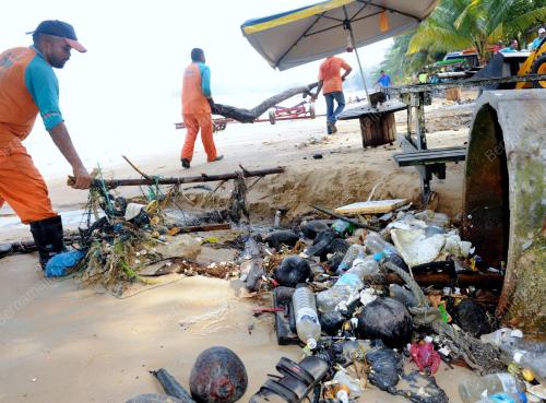 NS10_05062012_PANTAI_SAMPAH