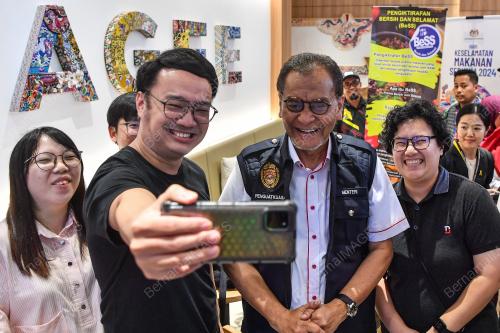 DATUK SERI DR DZULKEFLY AHMAD