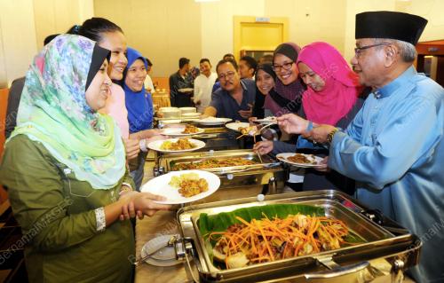 NS10_09072015_HASAN_BERBUKA