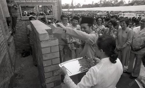 DR. MAHATHIR MOHAMAD