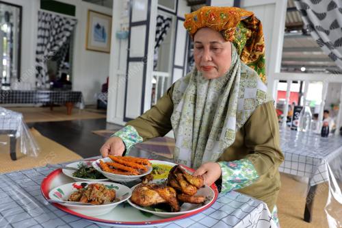 RUMAH PUTIH MAKAN BERJAMBAR