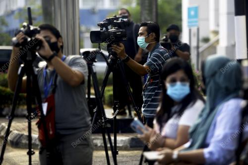 PETUGAS MEDIA AKAN TERIMA SUNTIKAN VAKSIN COVID-19