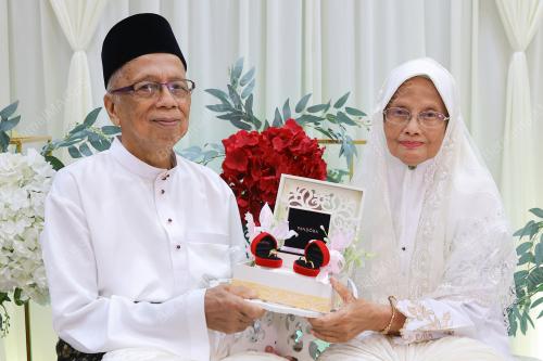 LEBIH LIMA DEKAD CINTA PANDANG PERTAMA
