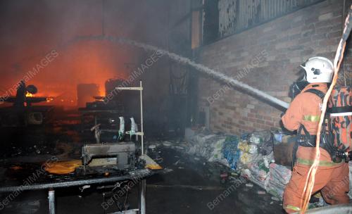 NS10_28082015_KILANG_TERBAKAR