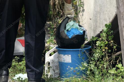 UNIT FORENSIK PERIKSA RUMAH SUSPEK DI TAMAN NEE YAN