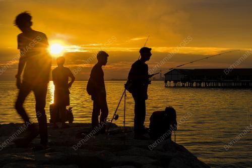 PEMANDANGAN MATAHARI TERBENAM