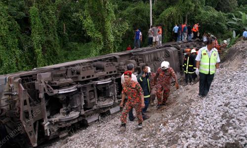 KERETA API TERGELINCIR
